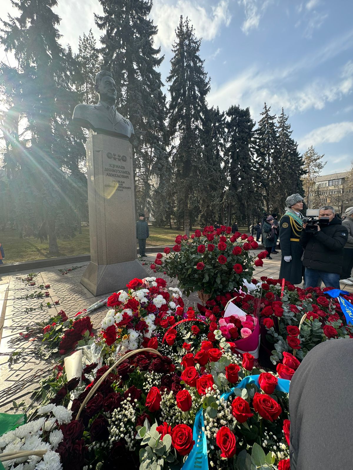 Участие Университета Кунаева в церемонии возложения цветов, посвящённой 114-летию Динмухамеда Кунаева.