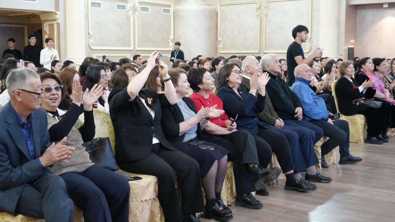 В Университете Кунаева прошёл праздничный вечер «Мир красавиц».