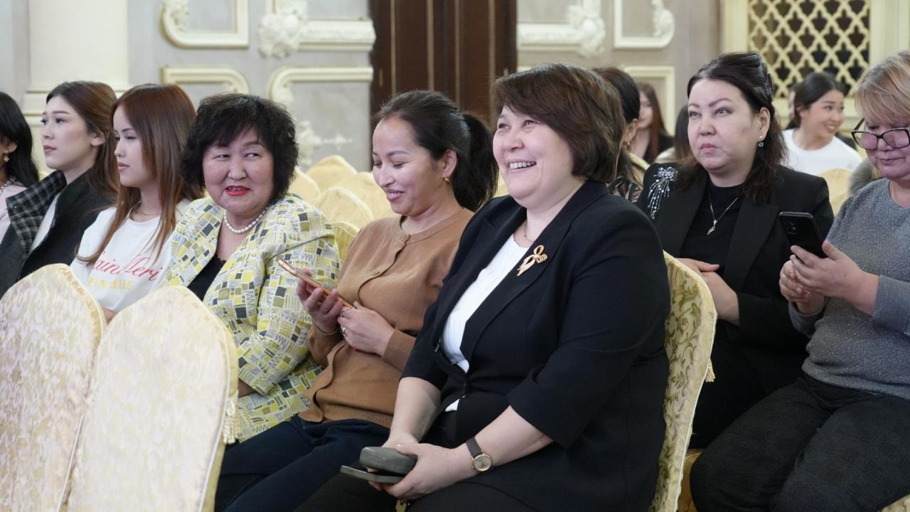 В Университете Кунаева прошёл праздничный вечер «Мир красавиц».